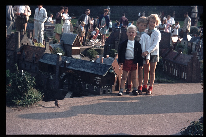 30.Madurodam okt 1968 Brigitte,Marion,Peter.JPG
